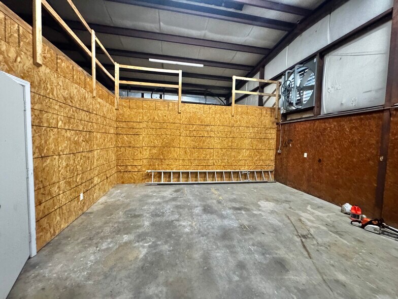 More Photos Of 9215 Thomasville Dr, Houston Warehouse For Lease