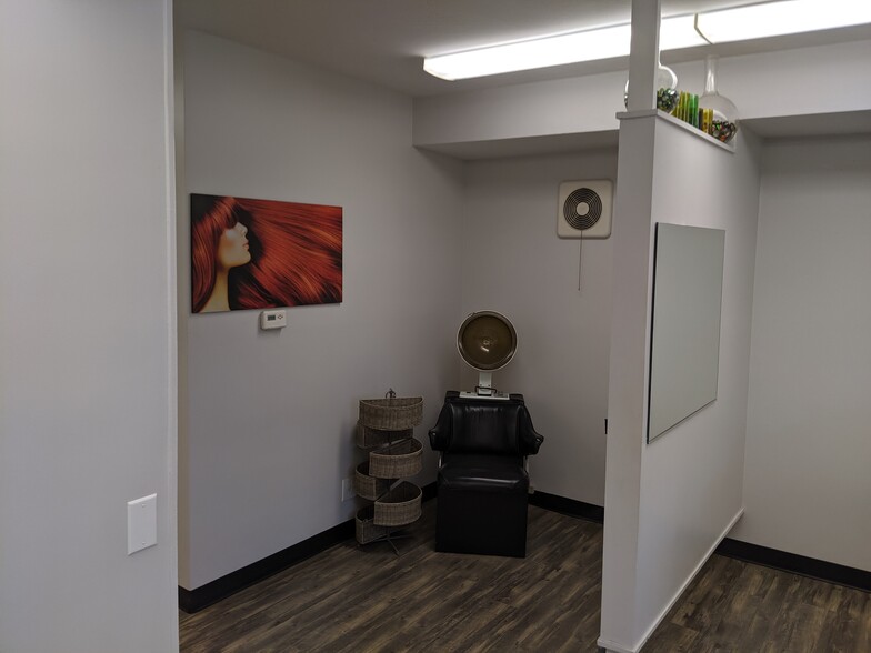 More Photos Of 2052 Western Ave, Waukegan Storefront For Lease