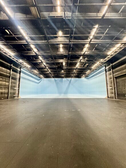 More Photos Of 13951 Saticoy St, Panorama City Movie Radio TVStudio For Lease