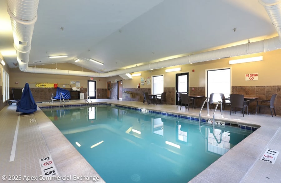 More Photos Of 525 N Canal Rd, Lansing Hotel For Sale