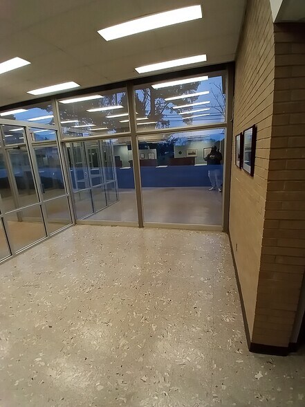 More Photos Of 407 Erwin Rd, Stonewall Freestanding For Sale