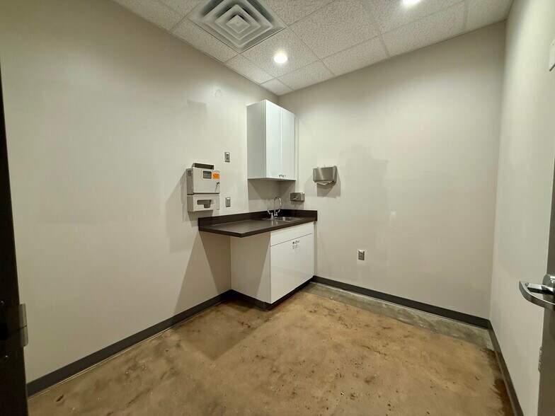 More Photos Of 2105 Juniper Lake Rd, West End Medical For Lease