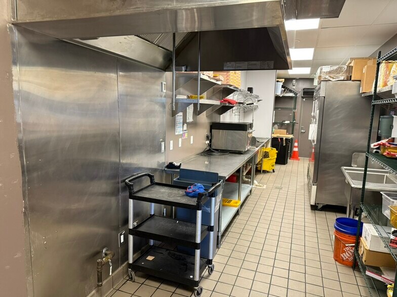 More Photos Of 325 N Tustin Ave, Santa Ana Service Station For Lease