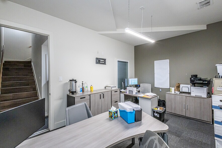 More Photos Of 302 Crossroads St, Laredo Office For Lease