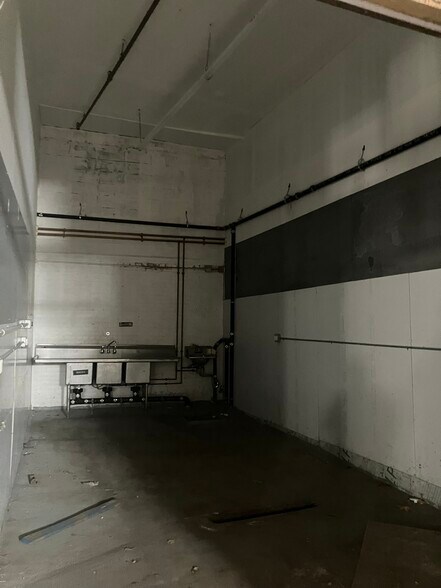 More Photos Of 27-21 51st Ave, Long Island City Warehouse For Lease