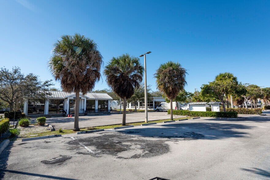 More Photos Of 2980 W Oakland Park Blvd, Oakland Park Showroom For Lease
