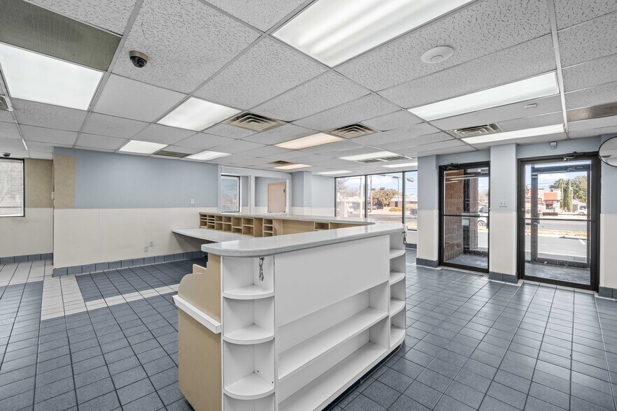 More Photos Of 7902 Slide Rd, Lubbock Veterinarian Kennel For Lease