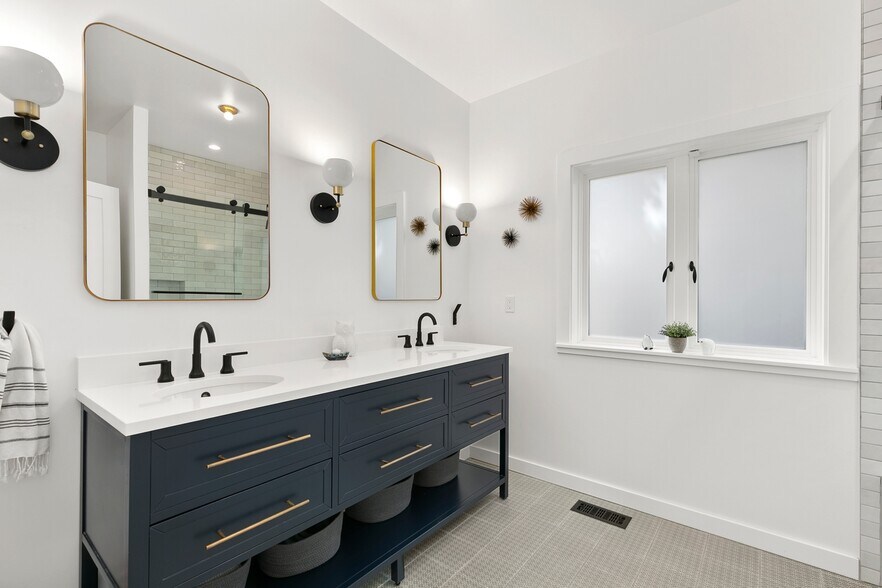 More Photos Of 5932 California Ave SW, Seattle Office Residential For Sale