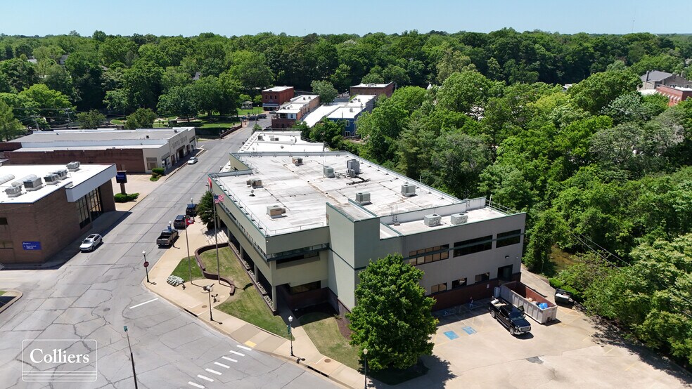 More Photos Of 305 E Main St, Siloam Springs Office For Sale