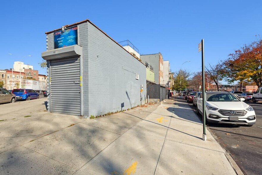 More Photos Of 1952 Eastern Pky, Brooklyn Flex For Sale