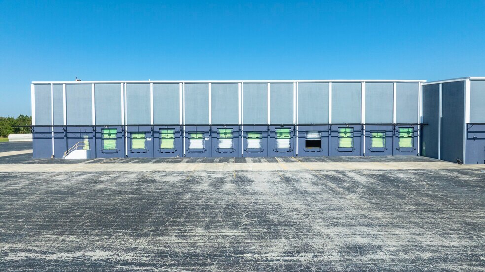 More Photos Of 6045 SE 83rd St, Ocala Distribution For Lease