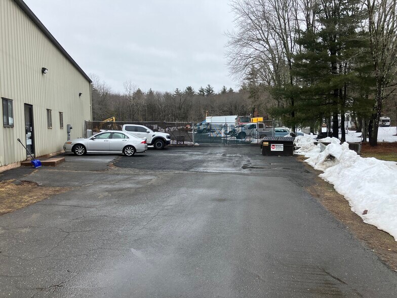 More Photos Of 50 E Dudley Town Rd, Bloomfield Contractor Storage Yard For Lease