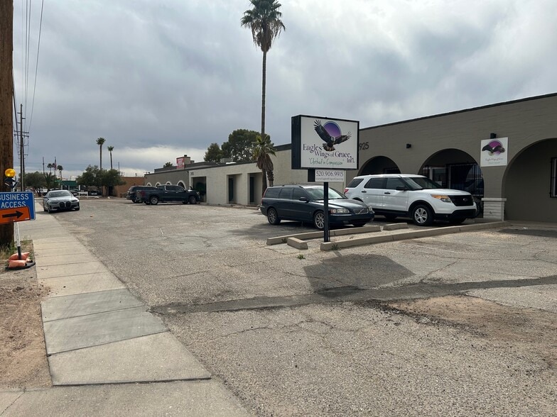 More Photos Of 2901 N Country Club Rd, Tucson Freestanding For Sale