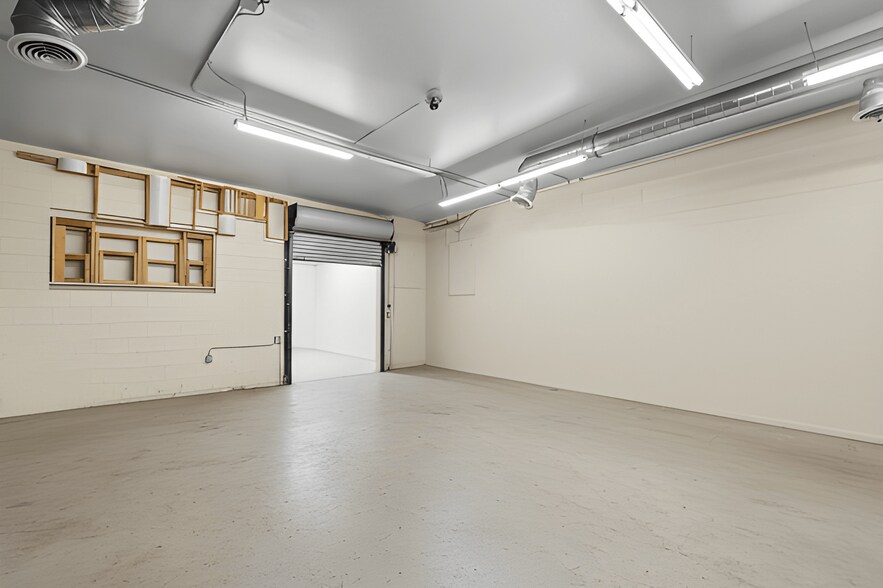 More Photos Of 4204 W Burbank Blvd, Burbank General Retail For Sale