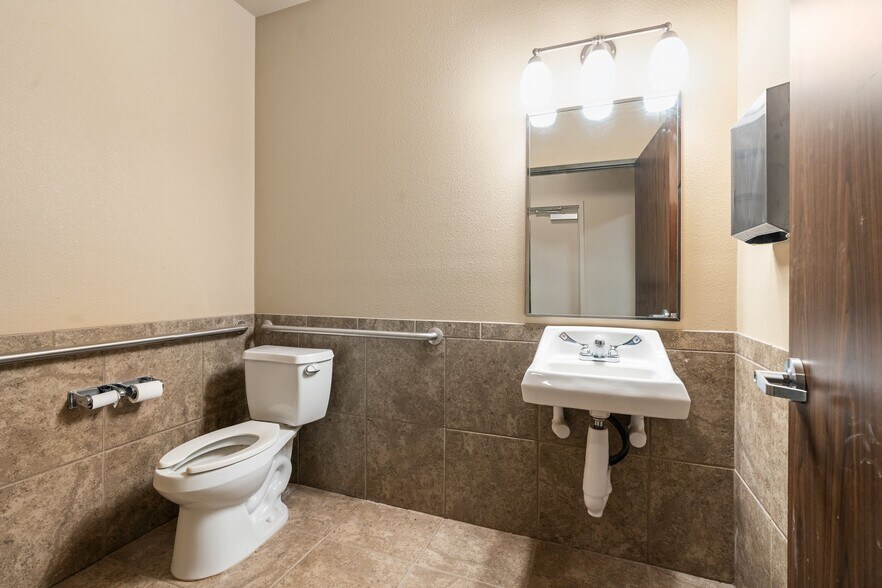 More Photos Of 18920 Freeport Dr, Montgomery Industrial For Sale