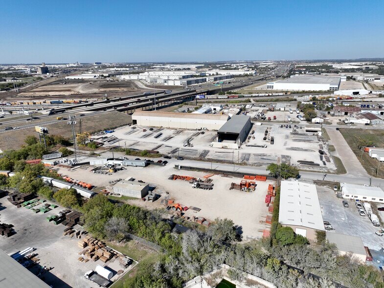 More Photos Of 2420 NE 35th St, Fort Worth Service For Lease