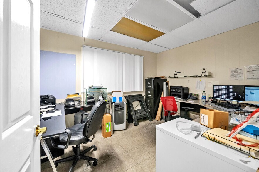 More Photos Of 639 Harbor Blvd, Destin Showroom For Lease