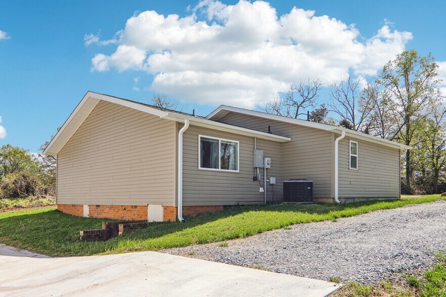 More Photos Of 111 W Crawford St, Landrum Flex For Sale