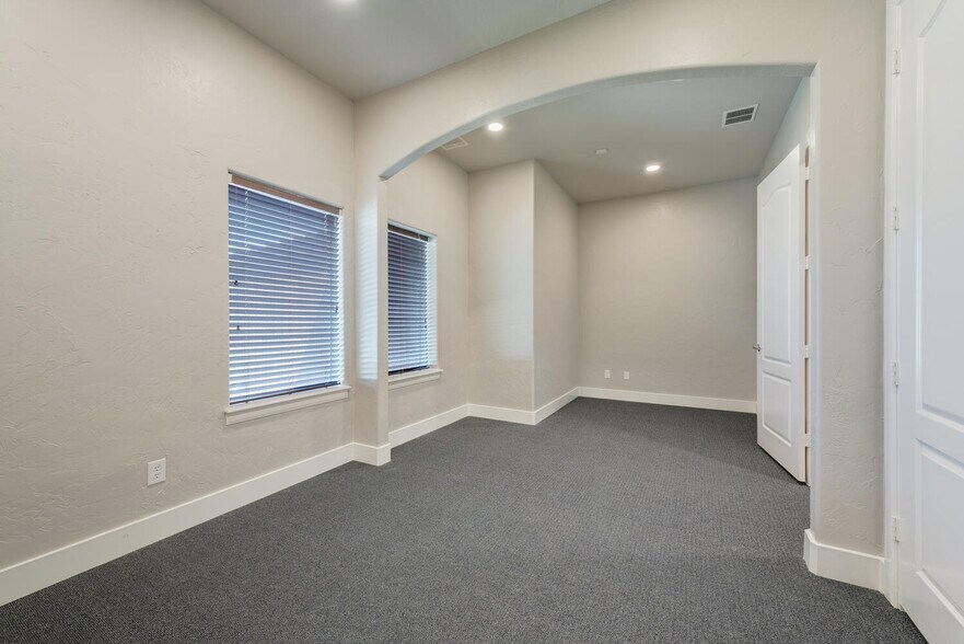 More Photos Of 5849 Park Vista Cir, Keller Showroom For Lease