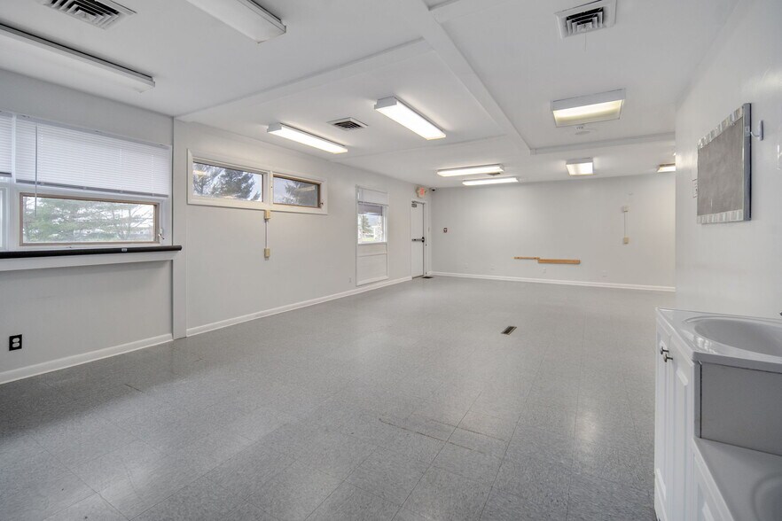 More Photos Of 4956 NY-30, Schoharie Flex For Sale