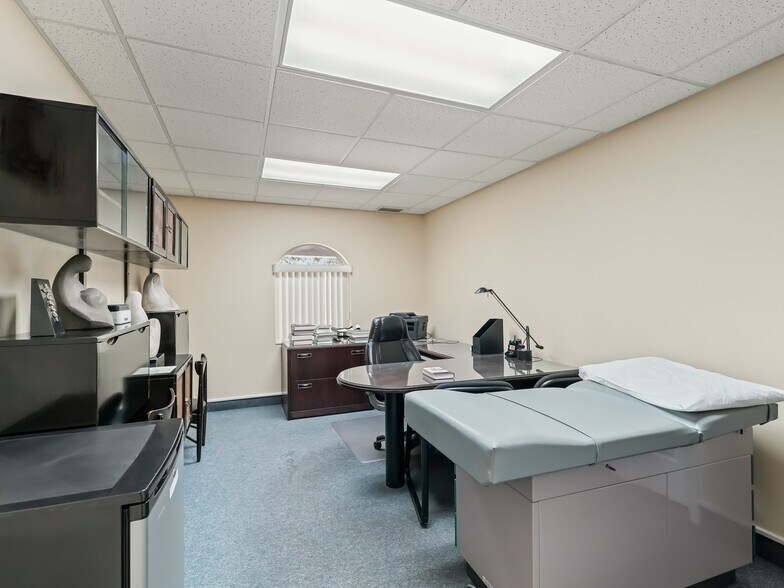 More Photos Of 1414 E Main St, Leesburg Medical For Lease