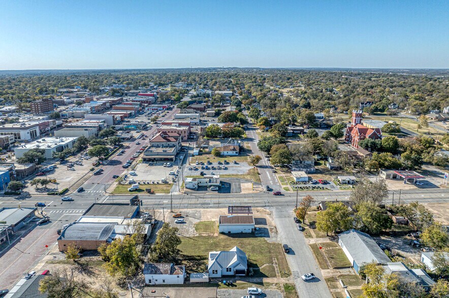 More Photos Of 212 N Austin Ave, Denison Bank For Sale