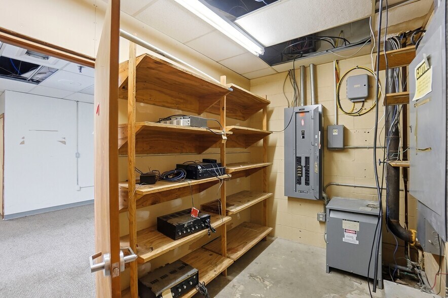 More Photos Of 110 W Leffel Ln, Springfield Service For Lease