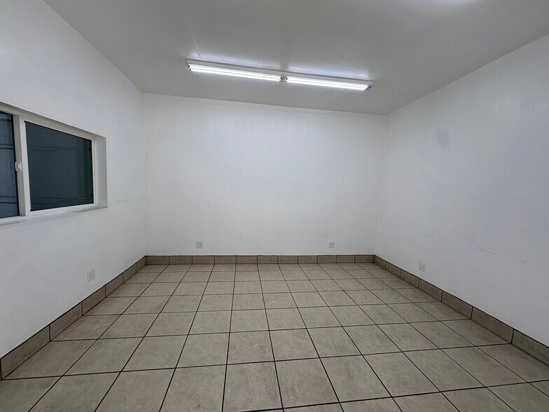 More Photos Of 533 E 31st St, Los Angeles Warehouse For Sale