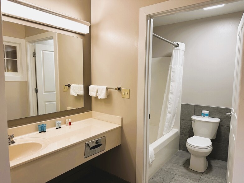 More Photos Of 2439 Old Philadelphia Pike, Lancaster Hotel For Sale