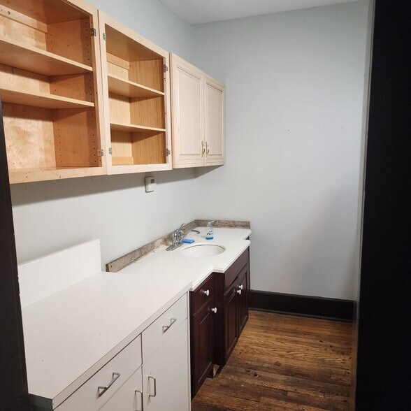 More Photos Of 37 W Washington Ave, Washington Storefront Retail Residential For Lease