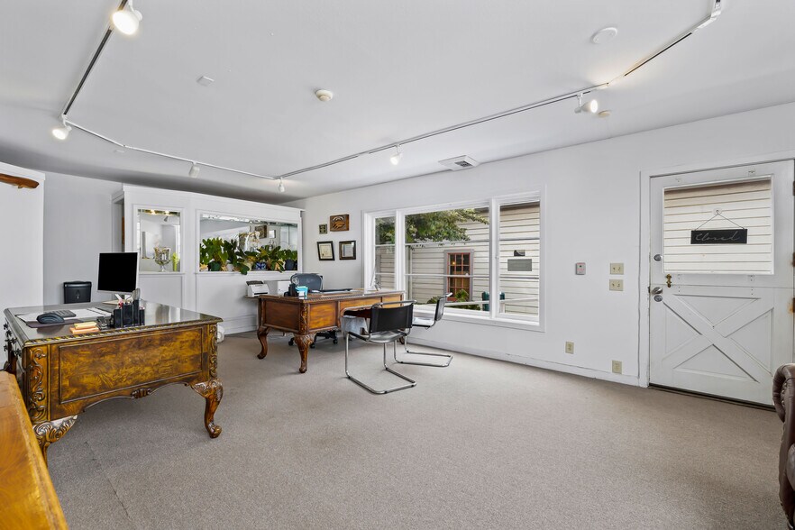 More Photos Of 10470 Lansing St, Mendocino Storefront For Sale