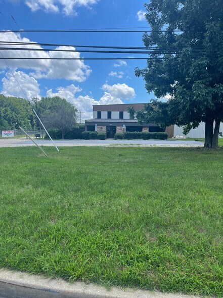 More Photos Of 4840 Crain Hwy, White Plains Warehouse For Lease