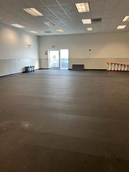 More Photos Of 6095 SE Tualatin Valley Hwy, Hillsboro Health Club For Lease