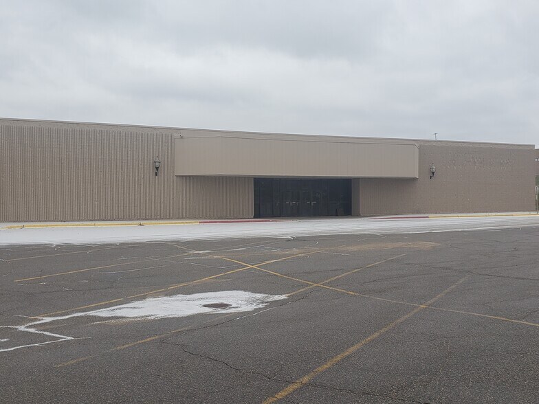 More Photos Of 990 W 41st St, Hibbing Unknown For Lease