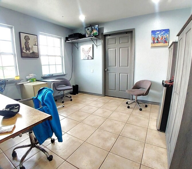 More Photos Of 1115 Dickinson Ave, Dickinson Veterinarian Kennel For Sale