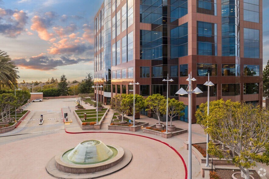 More Photos Of 2 MacArthur Pl, Santa Ana Office Residential For Lease
