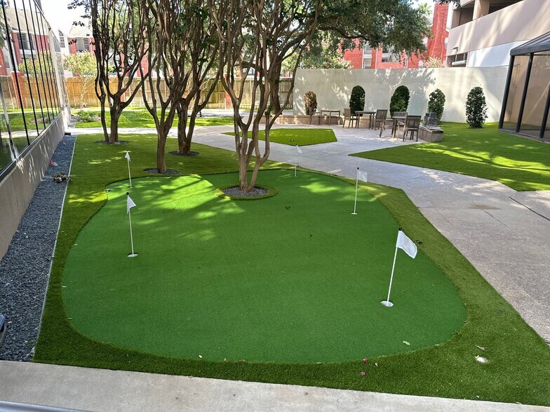 More Photos Of 2000 Bering Dr, Houston Office For Lease