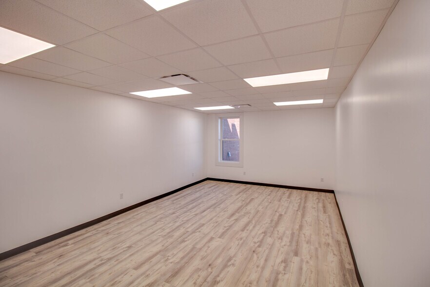 More Photos Of 107 N State St, Jerseyville Office For Lease