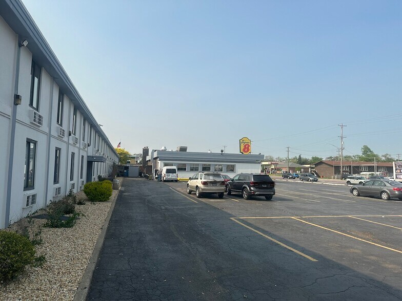 More Photos Of 2080 Mannheim Rd, Northlake Hotel For Sale