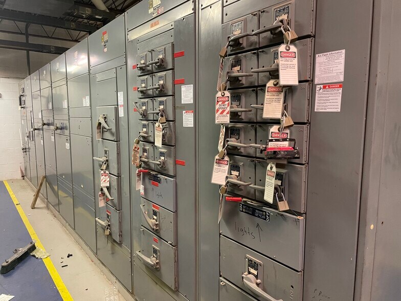 More Photos Of 711 W 9th St, Hobart Manufacturing For Lease