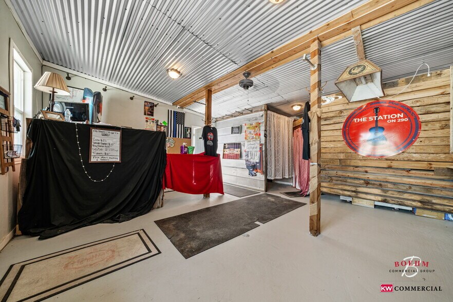 More Photos Of 23699-23737 W US Highway 290, Harper Storefront For Sale