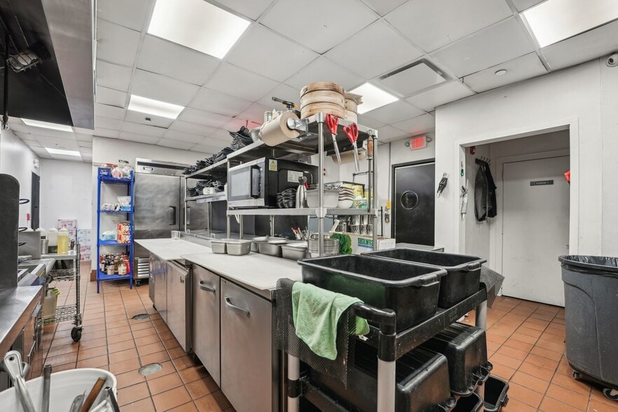 More Photos Of 400 Bergen Blvd, Palisades Park General Retail For Lease