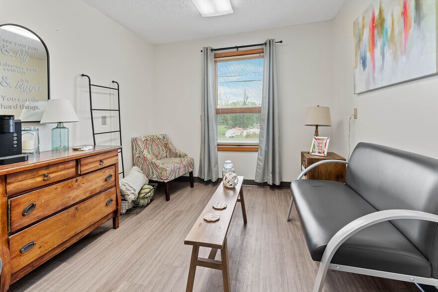 More Photos Of 725 N Pike St, Grafton Office For Sale