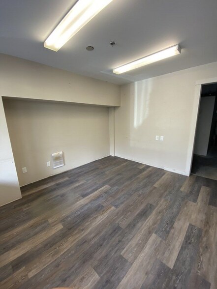 More Photos Of 37738 3 Av, Squamish Flex For Sale