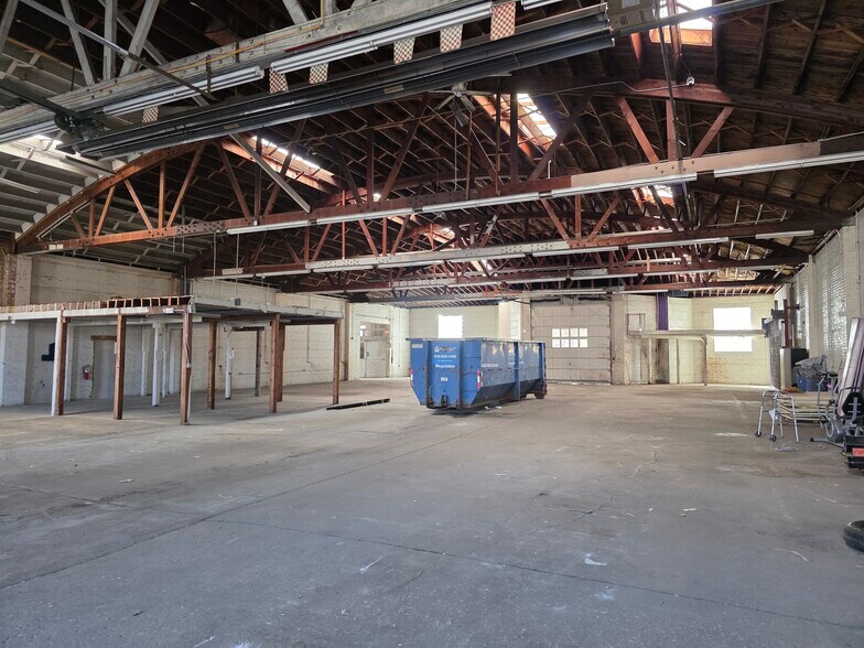 More Photos Of 7829-7839 W Grand Ave, Elmwood Park Warehouse For Lease