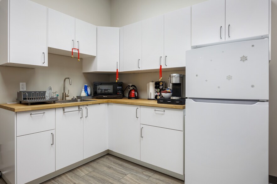 More Photos Of 4999 43rd St SE, Calgary Light Distribution For Sale