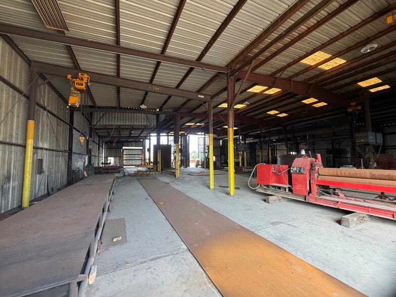 More Photos Of 2400 E Pierce St, Luling Warehouse For Sale