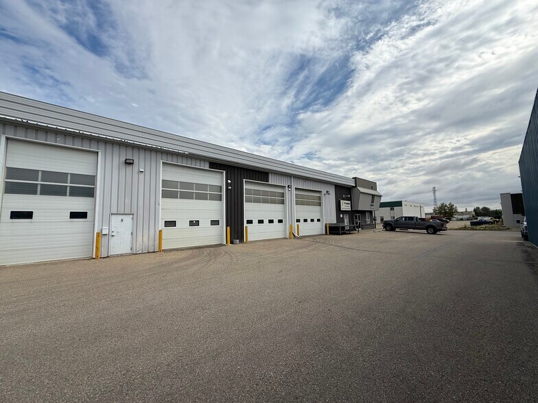 More Photos Of 7836 49th Ave, Red Deer Warehouse For Lease