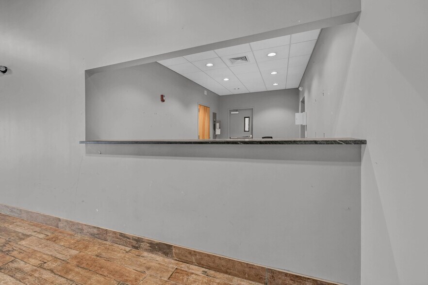 More Photos Of 20 Federal Rd, Brookfield Storefront For Lease