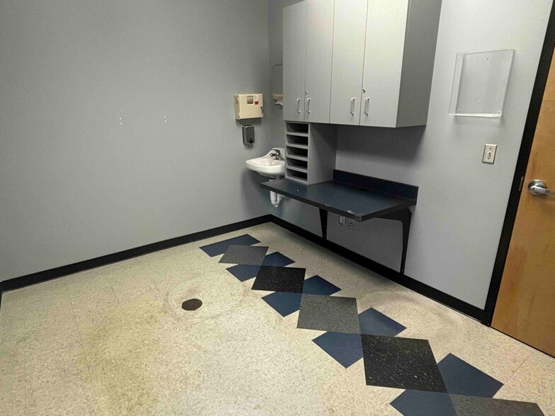 More Photos Of 1228 1st St N, Alabaster Office For Lease